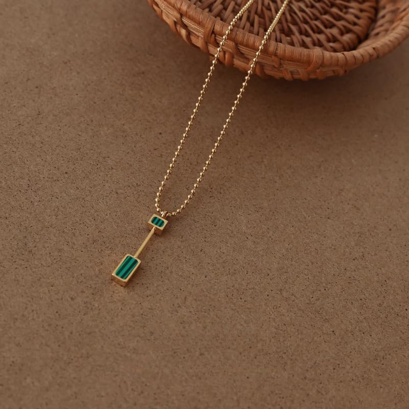 UELSTA Geometrische Malachit-Stab-Halskette für Damen Nachhaltig 18K vergoldeter Edelstahl Lineares Design Ethisch bezogener Malachit Minimalistisch & Vielseitig 42+6cm