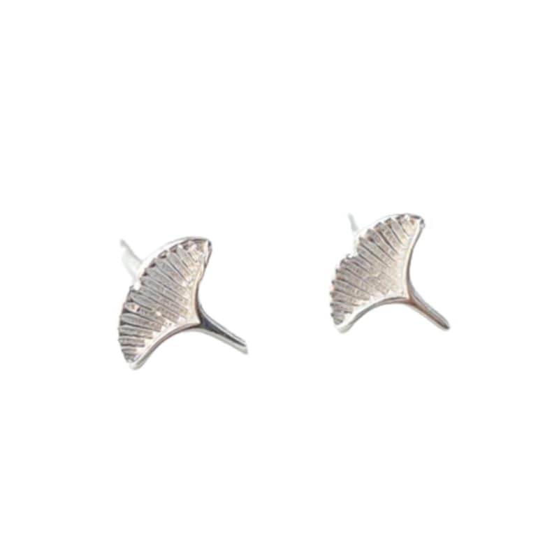 UELSTA Ginkgo-Blatt Ohrstecker für Damen Nachhaltig 14K Echtweißgold plattiert Recyceltes Messing Hypoallergen 925er Sterlingsilber-Stifte PVD-beschichtet Zierlich & Naturinspiriert 7mm