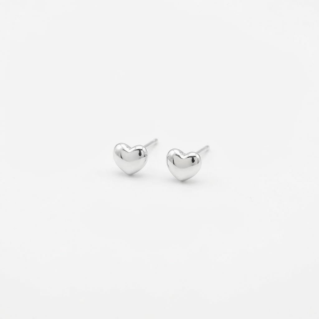 UELSTA Mini Herz Ohrstecker für Damen, nachhaltig, 14K Weißgold beschichtet, recyceltes Messing, hypoallergen, 925er Sterlingsilber-Stifte, PVD-beschichtet, zierlich & zeitlos, 7mm