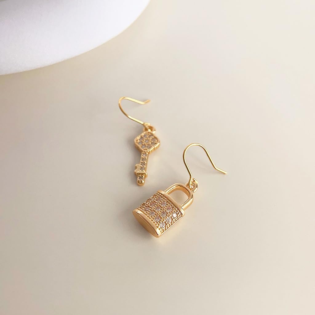 UELSTA Schlüssel und Schloss Asymmetrische Tropfenohrringe für Damen Nachhaltig 18K Vergoldet Recyceltes Messing Mikro-eingelegter Zirkon Strass Einzigartiges Symbolisches Design 7x26mm