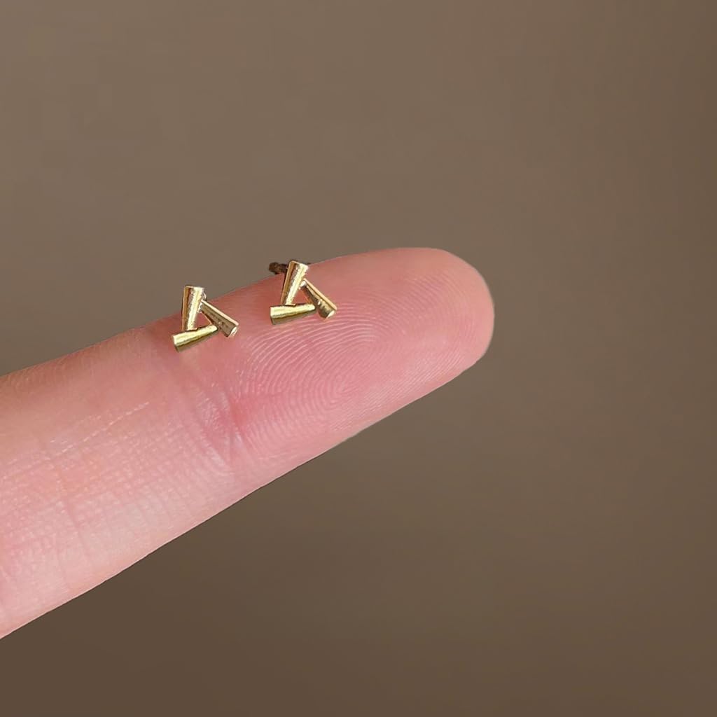 UELSTA Minimalistische Dreiecks-Ohrstecker für Damen, nachhaltig, 14K vergoldet, recyceltes Messing, hypoallergen, 925 Sterling Silber Stifte, PVD-beschichtet, geometrisch & modern, 5mm