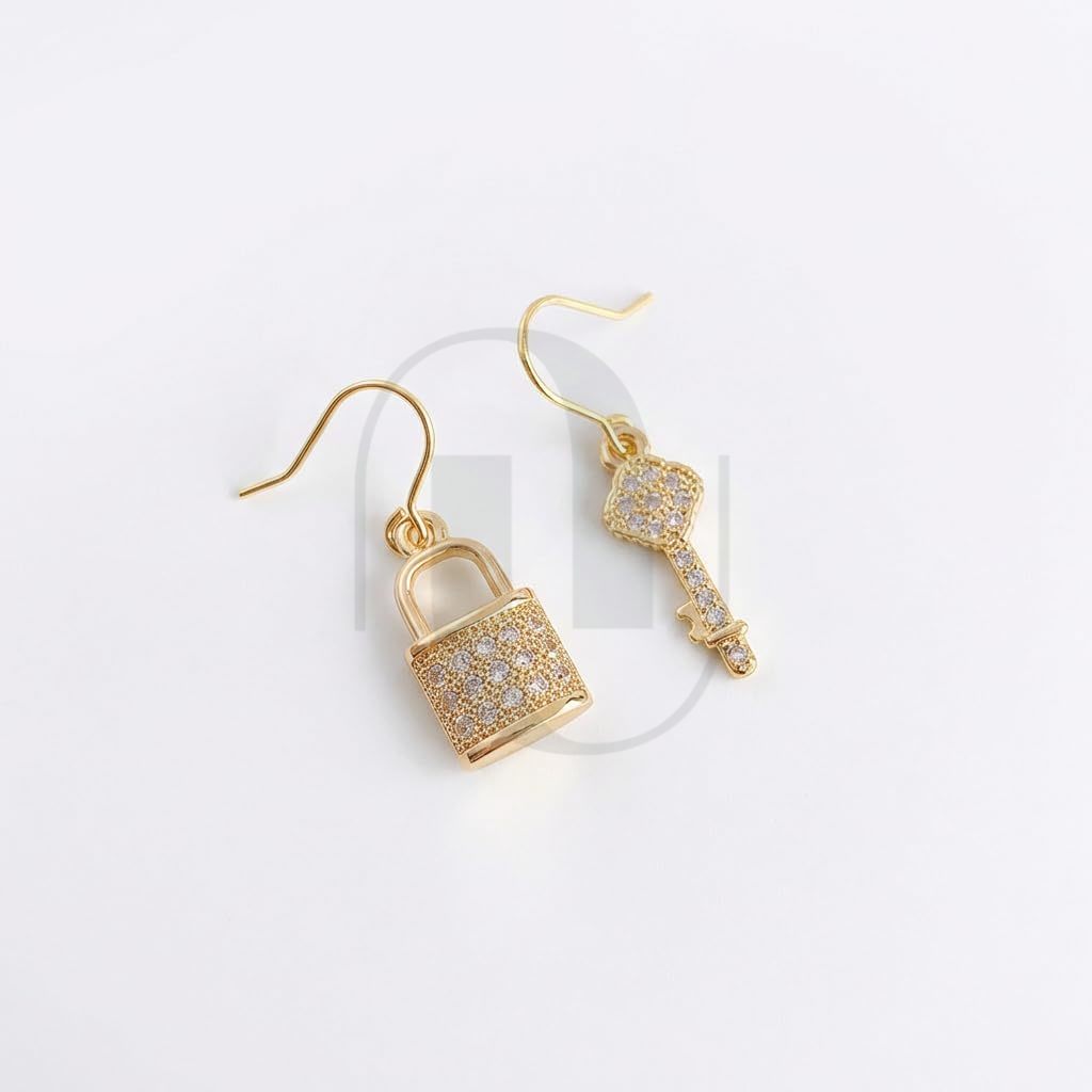 UELSTA Schlüssel und Schloss Asymmetrische Tropfenohrringe für Damen Nachhaltig 18K Vergoldet Recyceltes Messing Mikro-eingelegter Zirkon Strass Einzigartiges Symbolisches Design 7x26mm