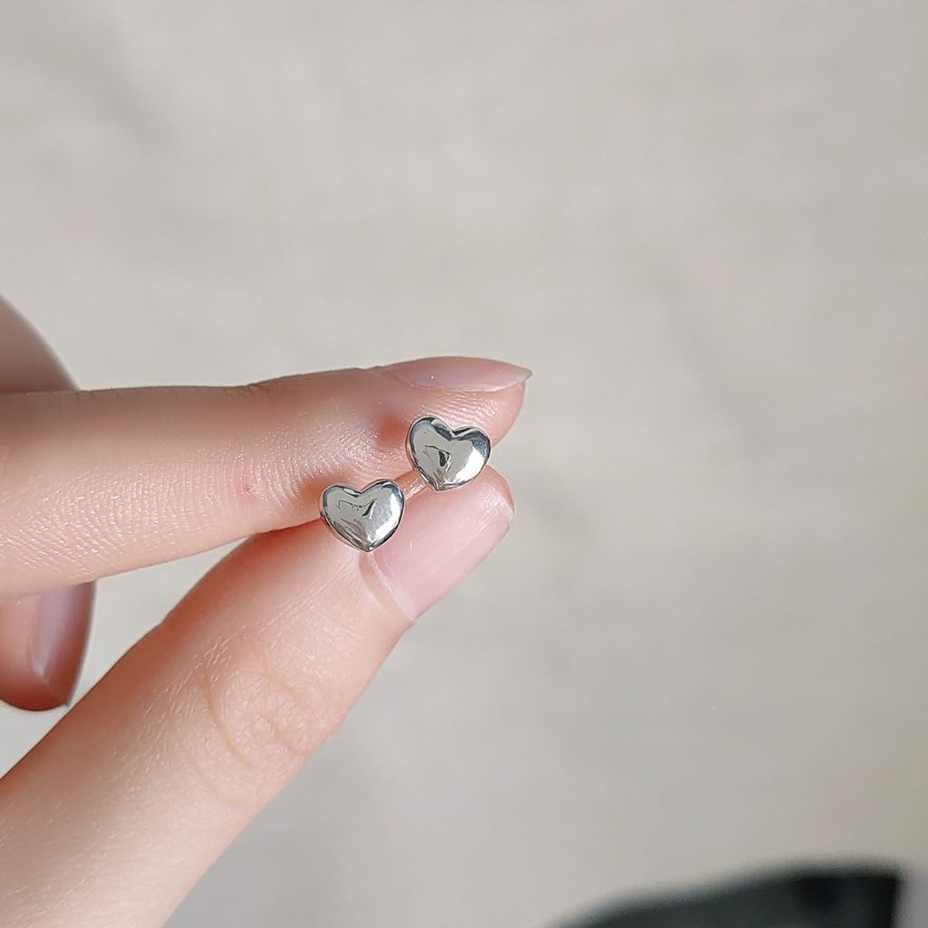 UELSTA Mini Herz Ohrstecker für Damen, nachhaltig, 14K Weißgold beschichtet, recyceltes Messing, hypoallergen, 925er Sterlingsilber-Stifte, PVD-beschichtet, zierlich & zeitlos, 7mm
