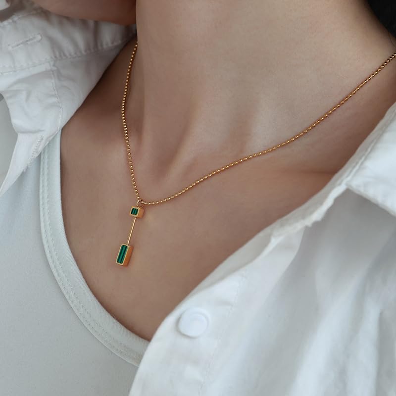 UELSTA Geometrische Malachit-Stab-Halskette für Damen Nachhaltig 18K vergoldeter Edelstahl Lineares Design Ethisch bezogener Malachit Minimalistisch & Vielseitig 42+6cm
