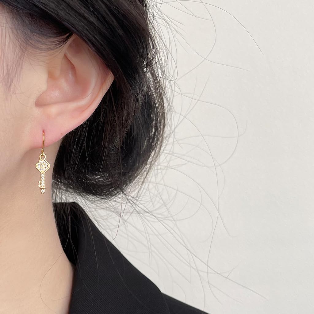 UELSTA Schlüssel und Schloss Asymmetrische Tropfenohrringe für Damen Nachhaltig 18K Vergoldet Recyceltes Messing Mikro-eingelegter Zirkon Strass Einzigartiges Symbolisches Design 7x26mm