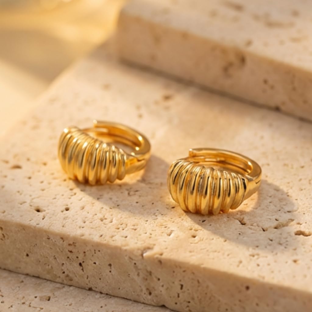 UELSTA Golden Ridge Huggie Creolen für Damen 18K vergoldet Recyceltes Messing PVD-Beschichtet Klassisches Retro- & Vielseitiges Design Langanhaltender Glanz Nachhaltiger Schmuck