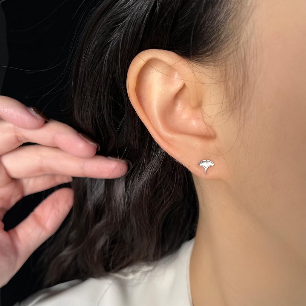 UELSTA Ginkgo-Blatt Ohrstecker für Damen Nachhaltig 14K Echtweißgold plattiert Recyceltes Messing Hypoallergen 925er Sterlingsilber-Stifte PVD-beschichtet Zierlich & Naturinspiriert 7mm