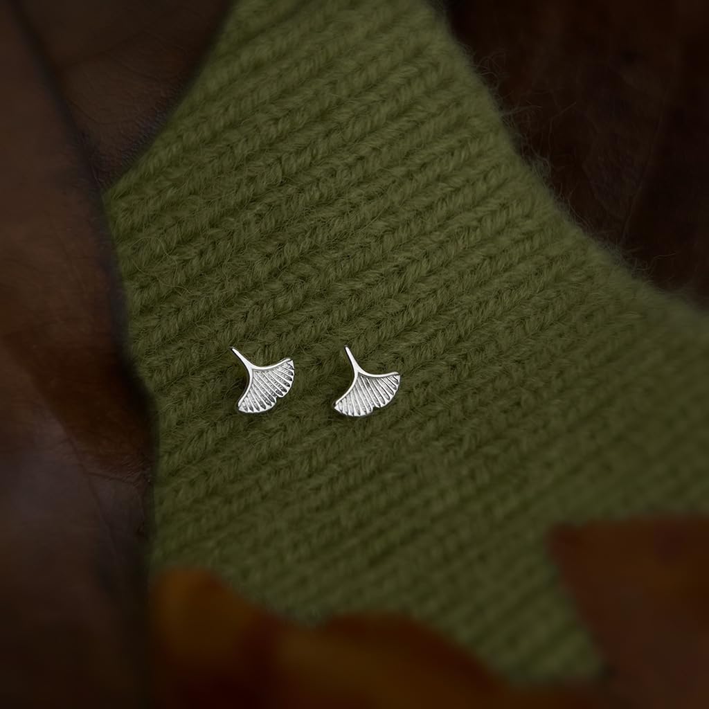 UELSTA Ginkgo-Blatt Ohrstecker für Damen Nachhaltig 14K Echtweißgold plattiert Recyceltes Messing Hypoallergen 925er Sterlingsilber-Stifte PVD-beschichtet Zierlich & Naturinspiriert 7mm