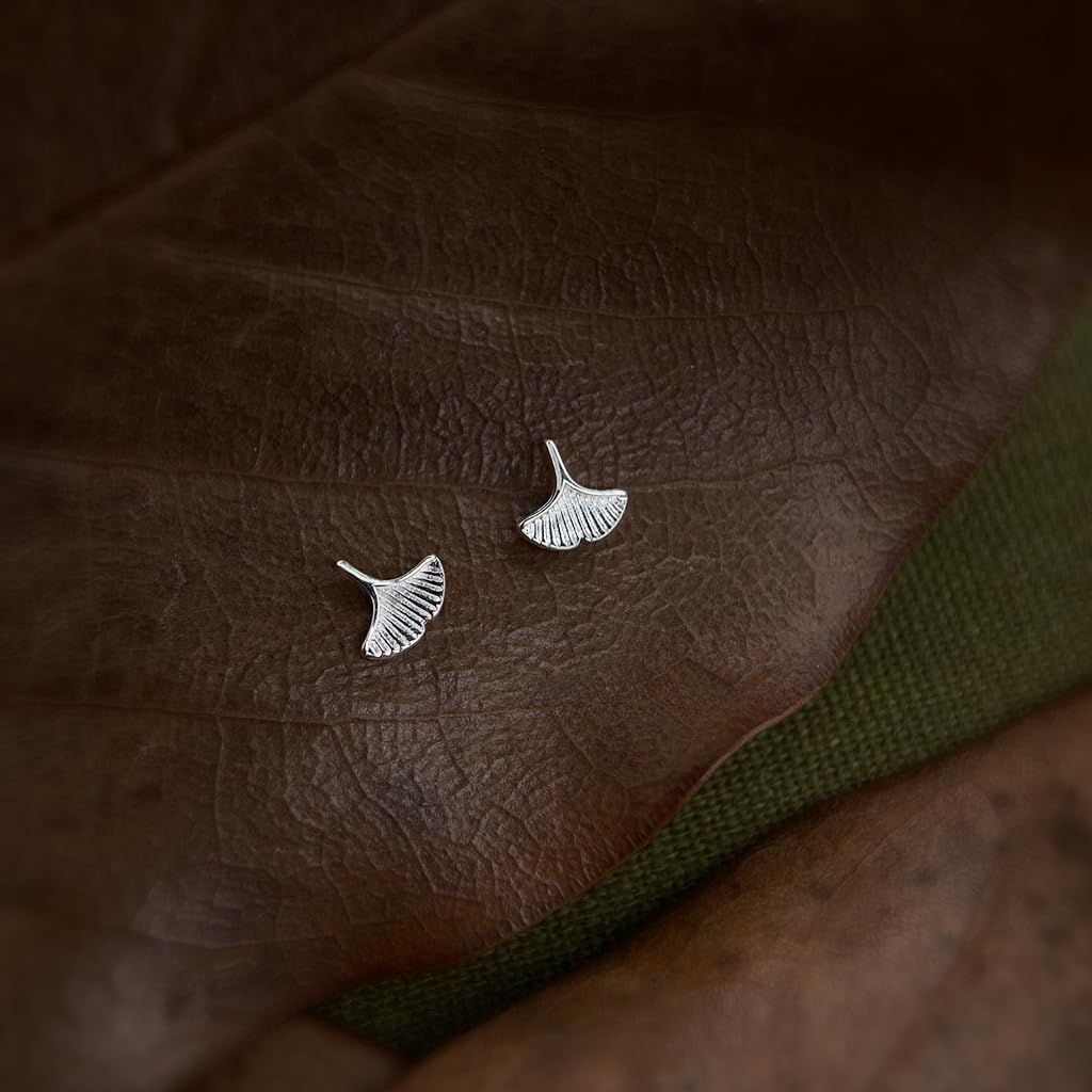 UELSTA Ginkgo-Blatt Ohrstecker für Damen Nachhaltig 14K Echtweißgold plattiert Recyceltes Messing Hypoallergen 925er Sterlingsilber-Stifte PVD-beschichtet Zierlich & Naturinspiriert 7mm