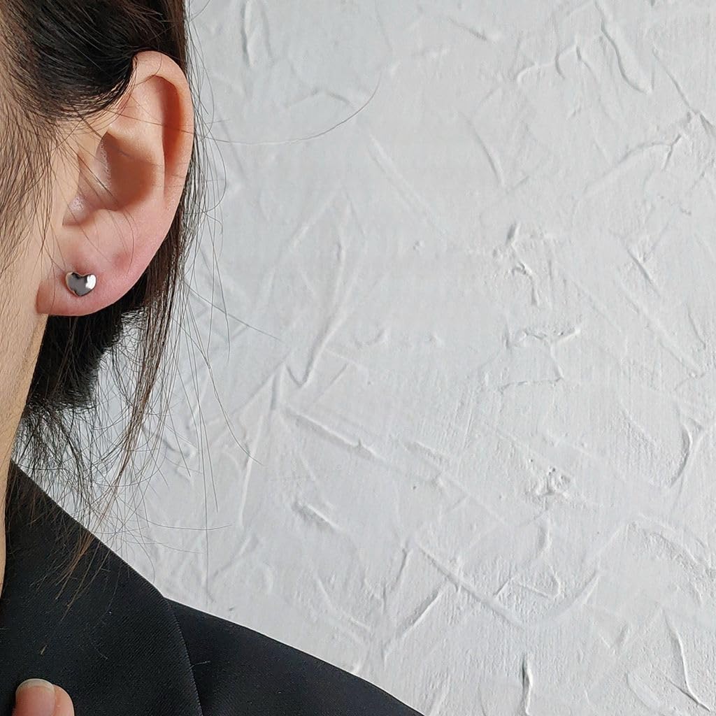 UELSTA Mini Herz Ohrstecker für Damen, nachhaltig, 14K Weißgold beschichtet, recyceltes Messing, hypoallergen, 925er Sterlingsilber-Stifte, PVD-beschichtet, zierlich & zeitlos, 7mm