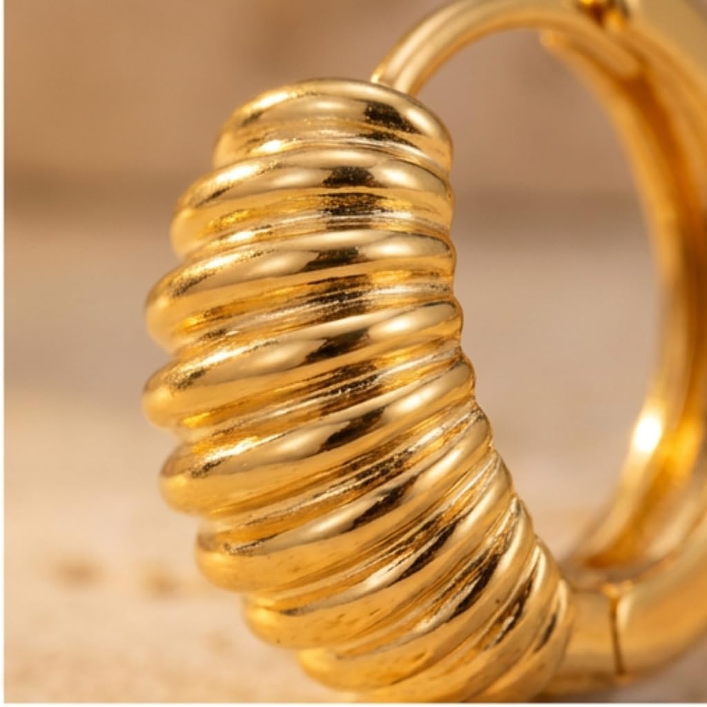 UELSTA Golden Ridge Huggie Creolen für Damen 18K vergoldet Recyceltes Messing PVD-Beschichtet Klassisches Retro- & Vielseitiges Design Langanhaltender Glanz Nachhaltiger Schmuck