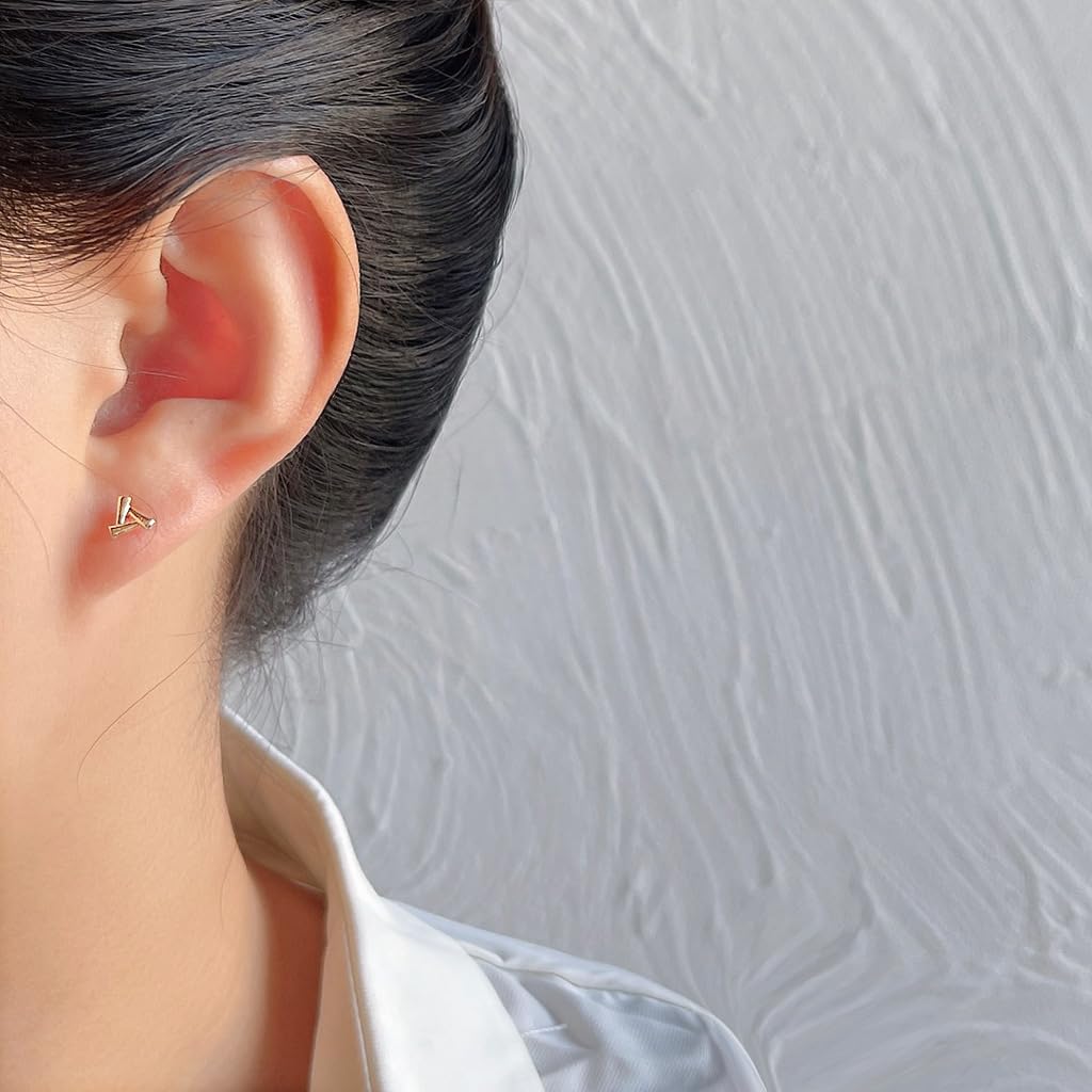 UELSTA Minimalistische Dreiecks-Ohrstecker für Damen, nachhaltig, 14K vergoldet, recyceltes Messing, hypoallergen, 925 Sterling Silber Stifte, PVD-beschichtet, geometrisch & modern, 5mm