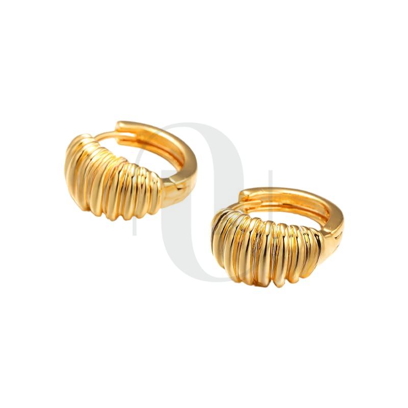 UELSTA Golden Ridge Huggie Creolen für Damen 18K vergoldet Recyceltes Messing PVD-Beschichtet Klassisches Retro- & Vielseitiges Design Langanhaltender Glanz Nachhaltiger Schmuck